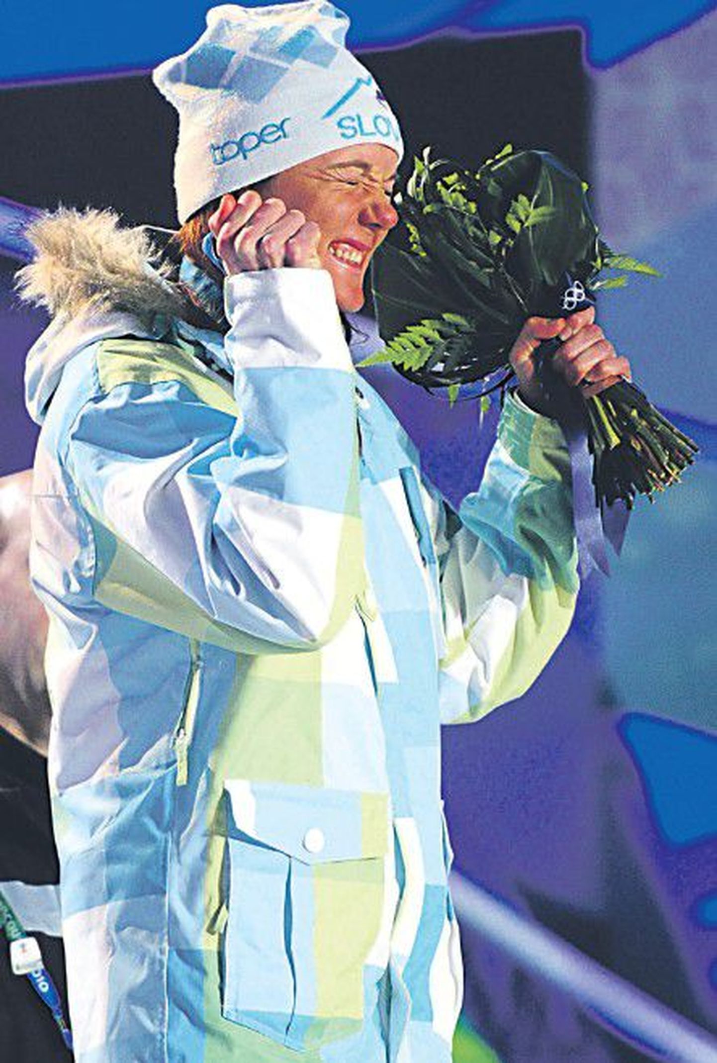 Мужественная словенская лыжница Петра Майдич (на фото слева) завоевала бронзовую медаль Олимпийских игр 2010 года в Ванкувере, выйдя на старт со сломанными ребрами. Канадская фигуристка Джоанни Рошетт целует бронзовую медаль, полученную в женском одиночном катании.