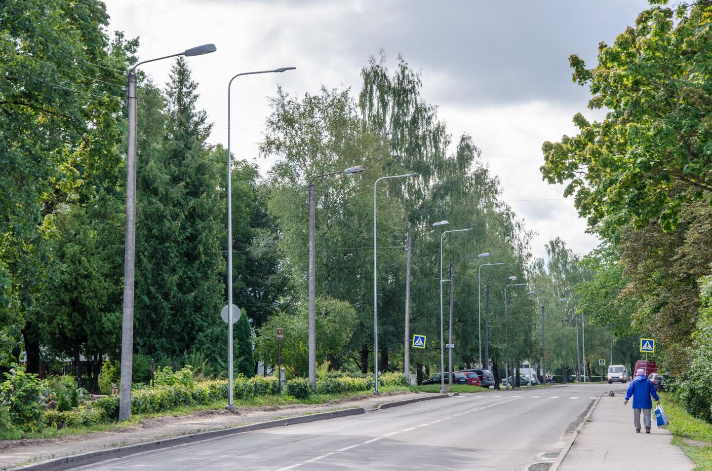 Viljandis Riia maanteel on praegu vanad ja uued tänavavalgustuslambid kõrvuti. Endised valgustid püsivad töös seni, kuni moodsad elektrikilpi ühendatakse.