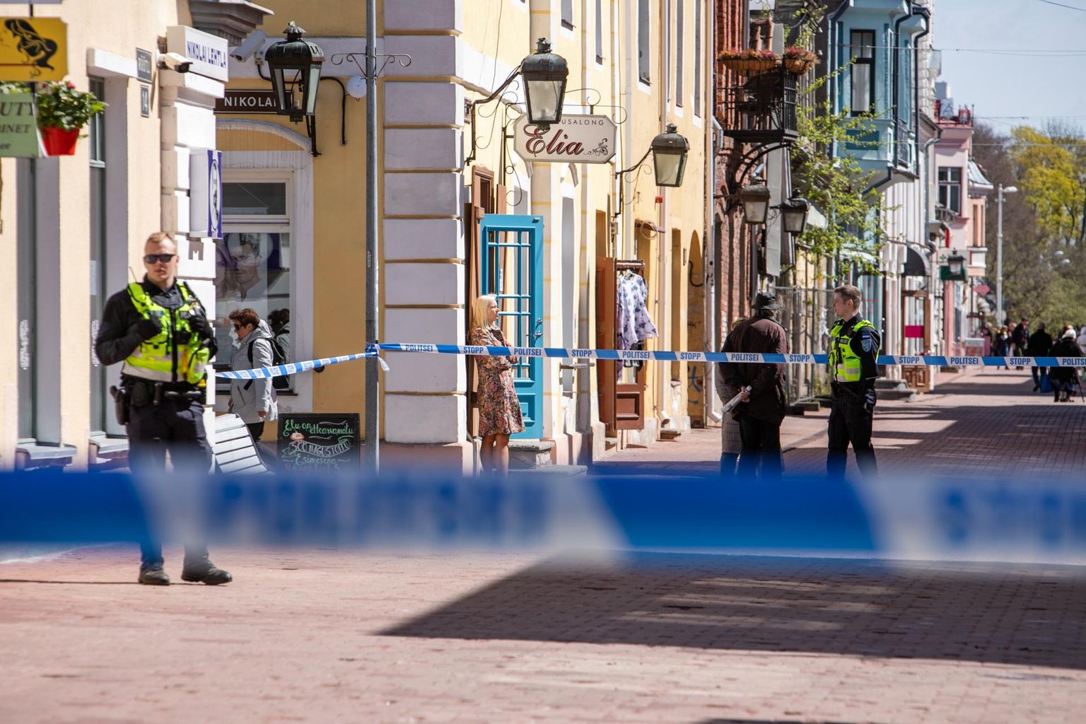 Pärnu kohtumajale tehtud pommiähvarduse tõttu evakueeriti inimesed hoonetest ja suleti lõhkekeha otsingute ajaks Rüütli tänava lõigud.