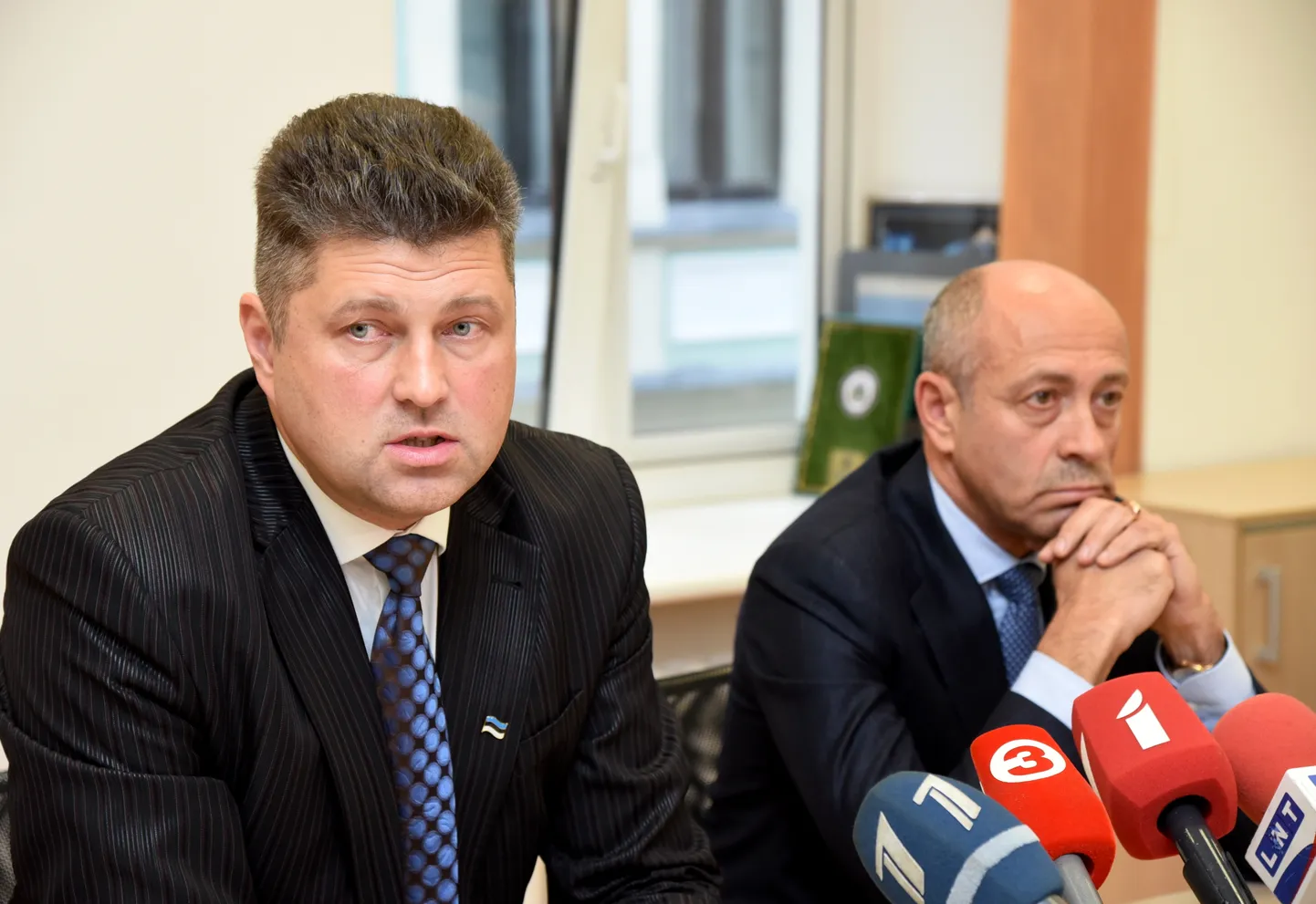 Uzņēmuma SIA "Prana Property" valdes loceklis Rauls Keskūla (no kreisās) un Rīgas domes Pilsētas īpašuma komitejas priekšsēdētājs Oļegs Burovs.