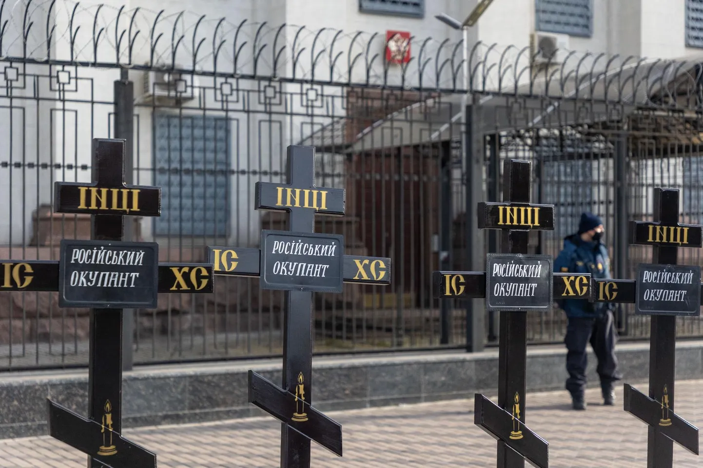Ukrainlased panid Kiievisse Venemaa saatkonna ette ristid, millel venekeelne kiri "Vene okupant". Keegi on kinnitanud risti külge sildi kirjaga "Welcome to Hell!" ("Tere tulemast põrgusse!").