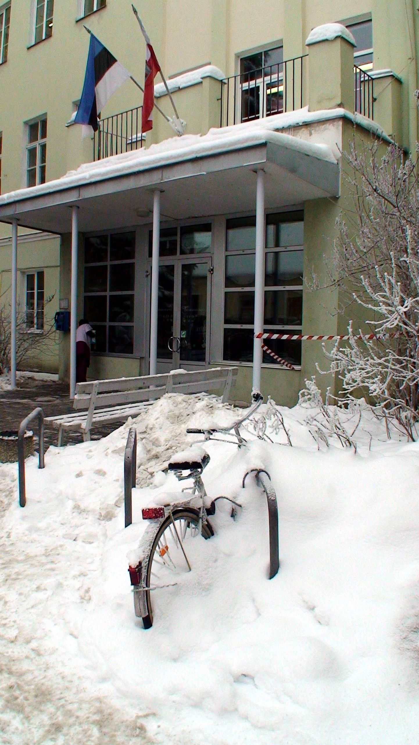 Pooleldi lumme mattunud jalgratas Tartu linnaraamatukogu esisel asuvas rattaparklas.
