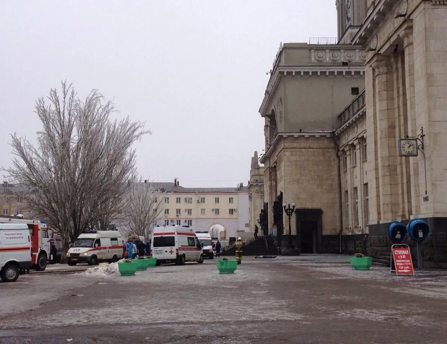 Kiirabiautod Volgogradi jaamahoone ees.