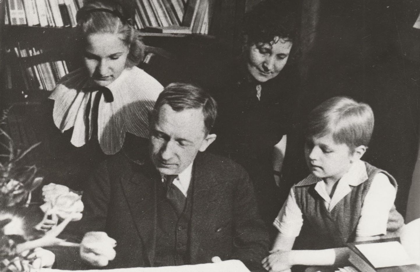 A. H. Tammsaare tutvub koos abikaasa Käthe ning tütre Riita ja poja Erikuga Albu valla aukodaniku diplomi ja auaadressiga 2. veebruaril 1938.