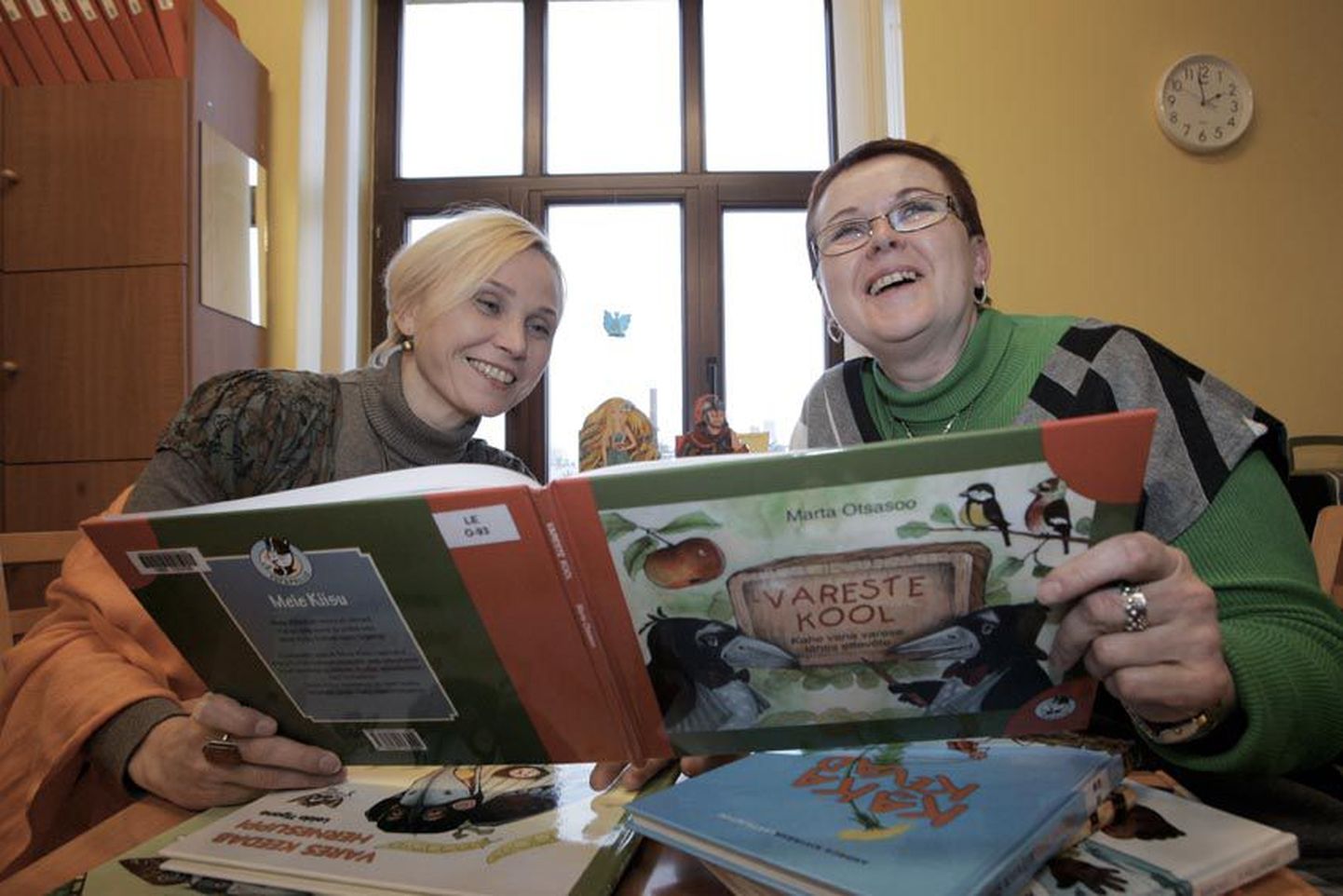 Lea Lehtmets (vasakul) ja Reet Tomband rõõmustavad, et häid lasteraamatuid ilmub palju. Paraku peavad maaraamatukogud rahapuudusel sageli just lastekirjanduse ostmata jätma.