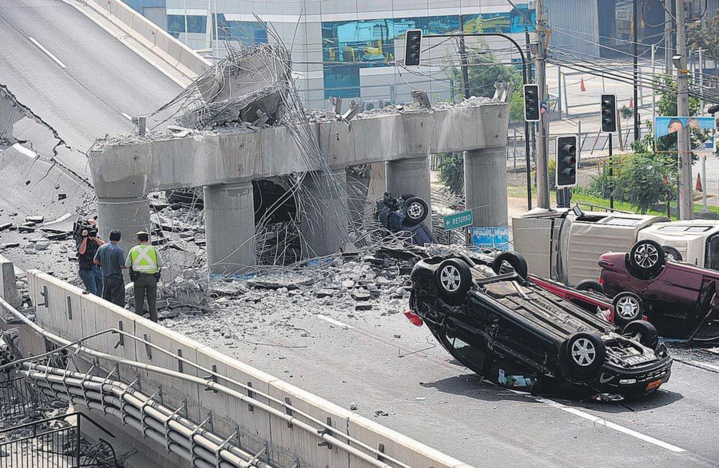 Santiagos varisesid maavärina ajal kokku kiirteel asuvad sillad, millel sõitnud autod rusude sisse jäid.
