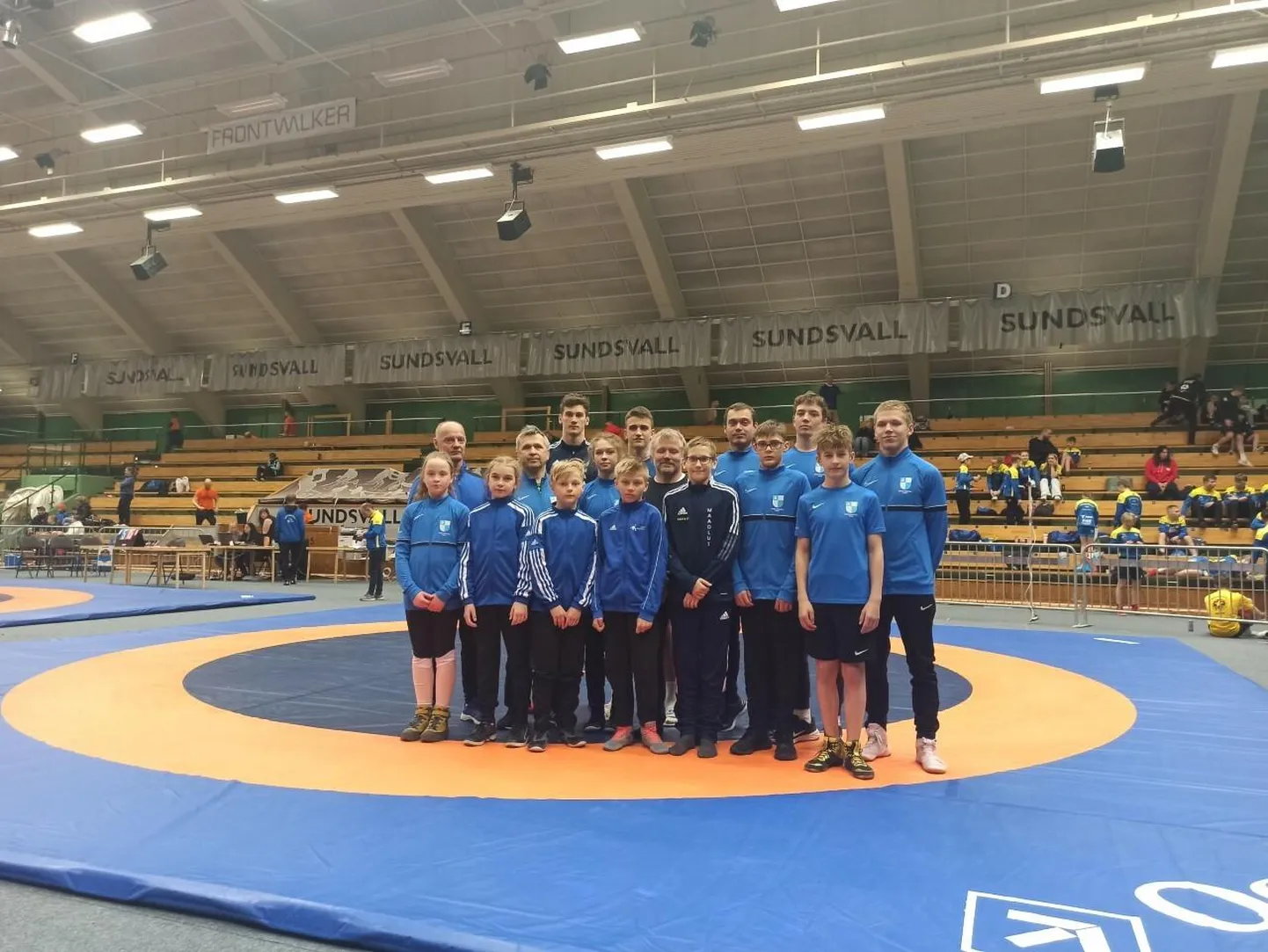 Lääne-Viru maadlejad osalesid Valeri Nikitini (teises reas keskel) korraldatud võistlustel Rootsis.