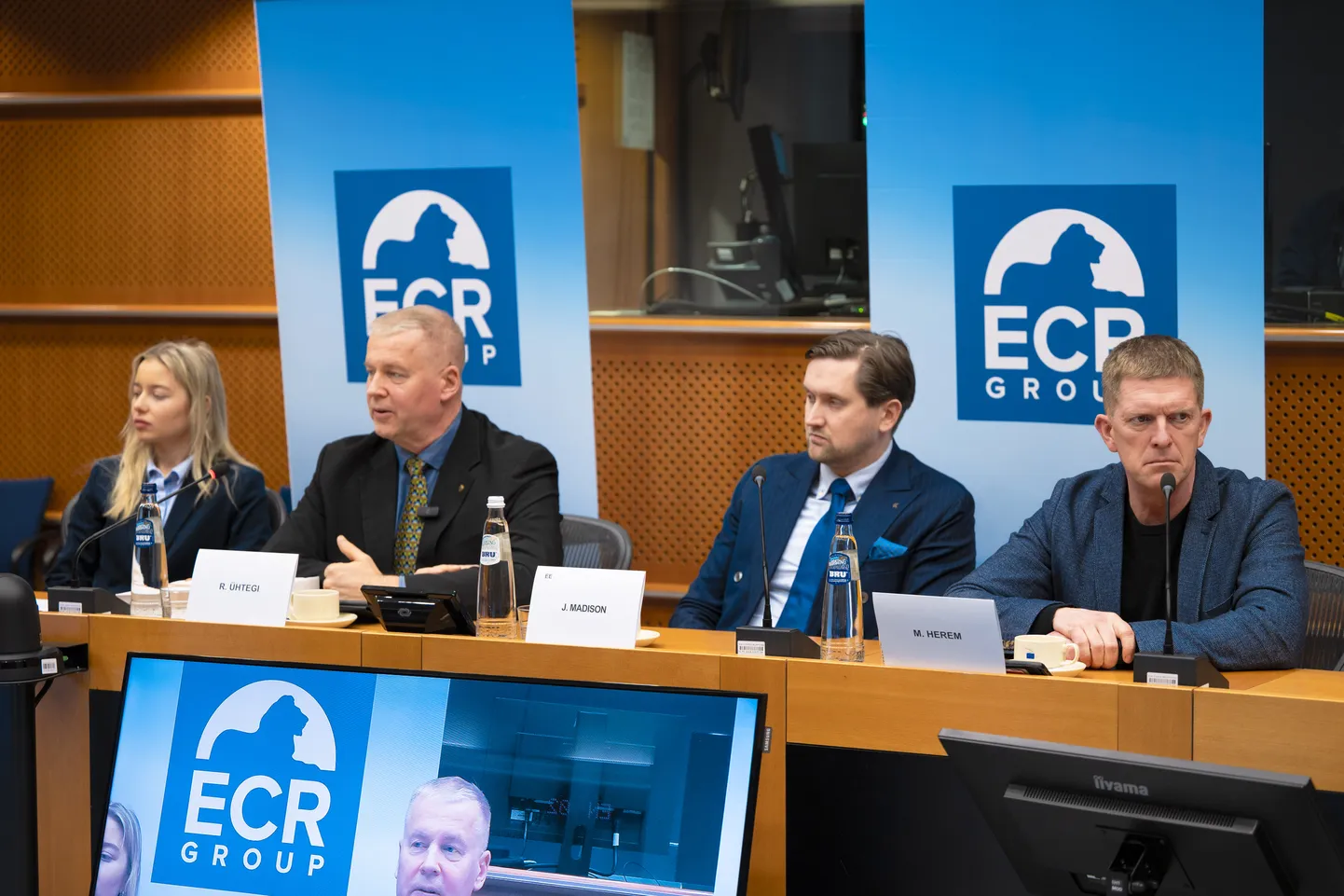 Eesti kaitseväe endine juht Kindral Martin Herem, Jaak Madison (Keskerakond), kaitseliidu endine juht kindralmajor Riho Ühtegi ning Sandra Laur (Keskerakond) konverentsil 19. veebruaril 2025. aastal Brüsselis.
