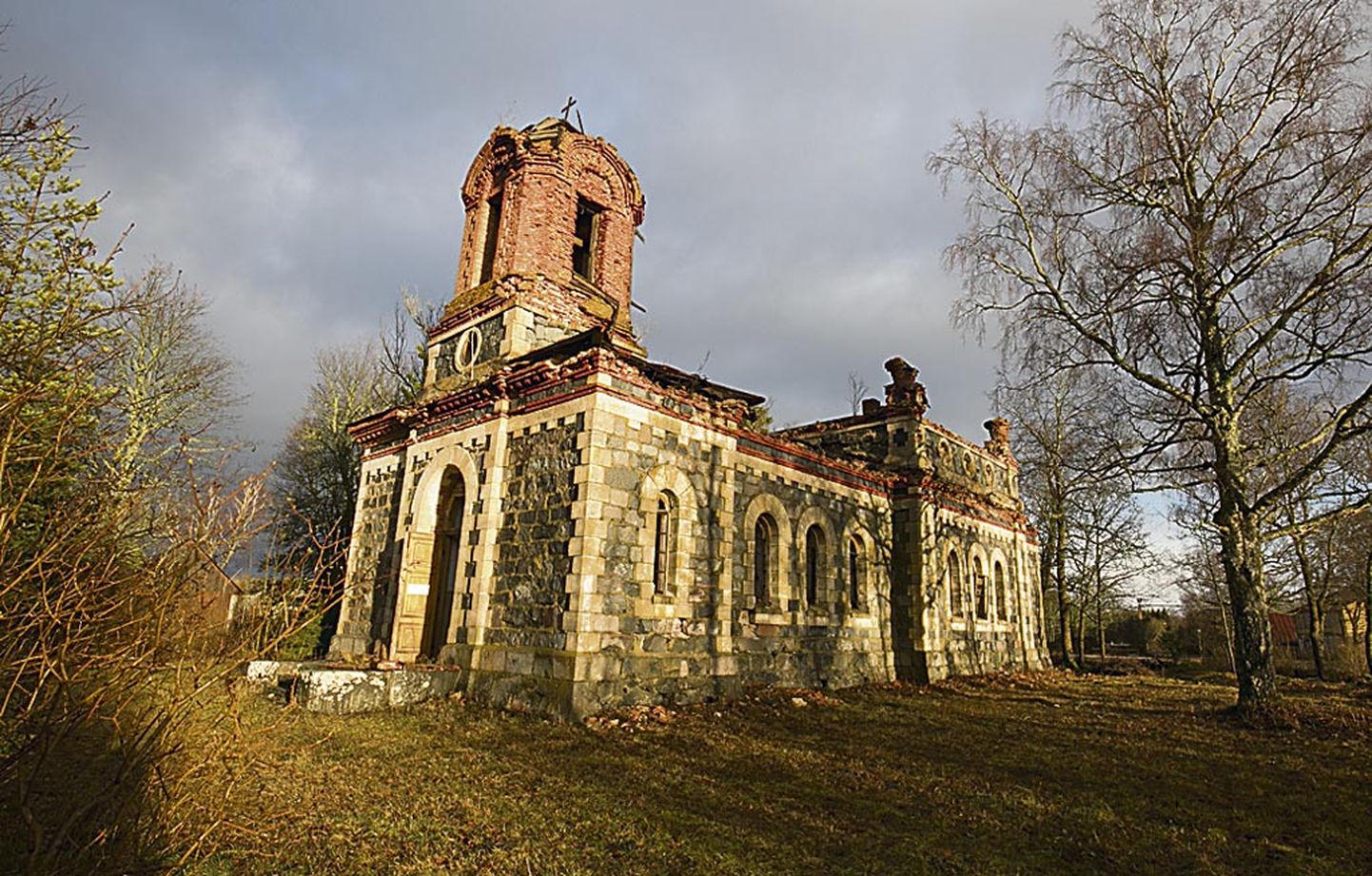 Varisemisohtlik Kõmsi kirik Risti–Virtsu maantee ääres suleti 1977. aastal, kirikaias on taastatud preestri hauatähis.