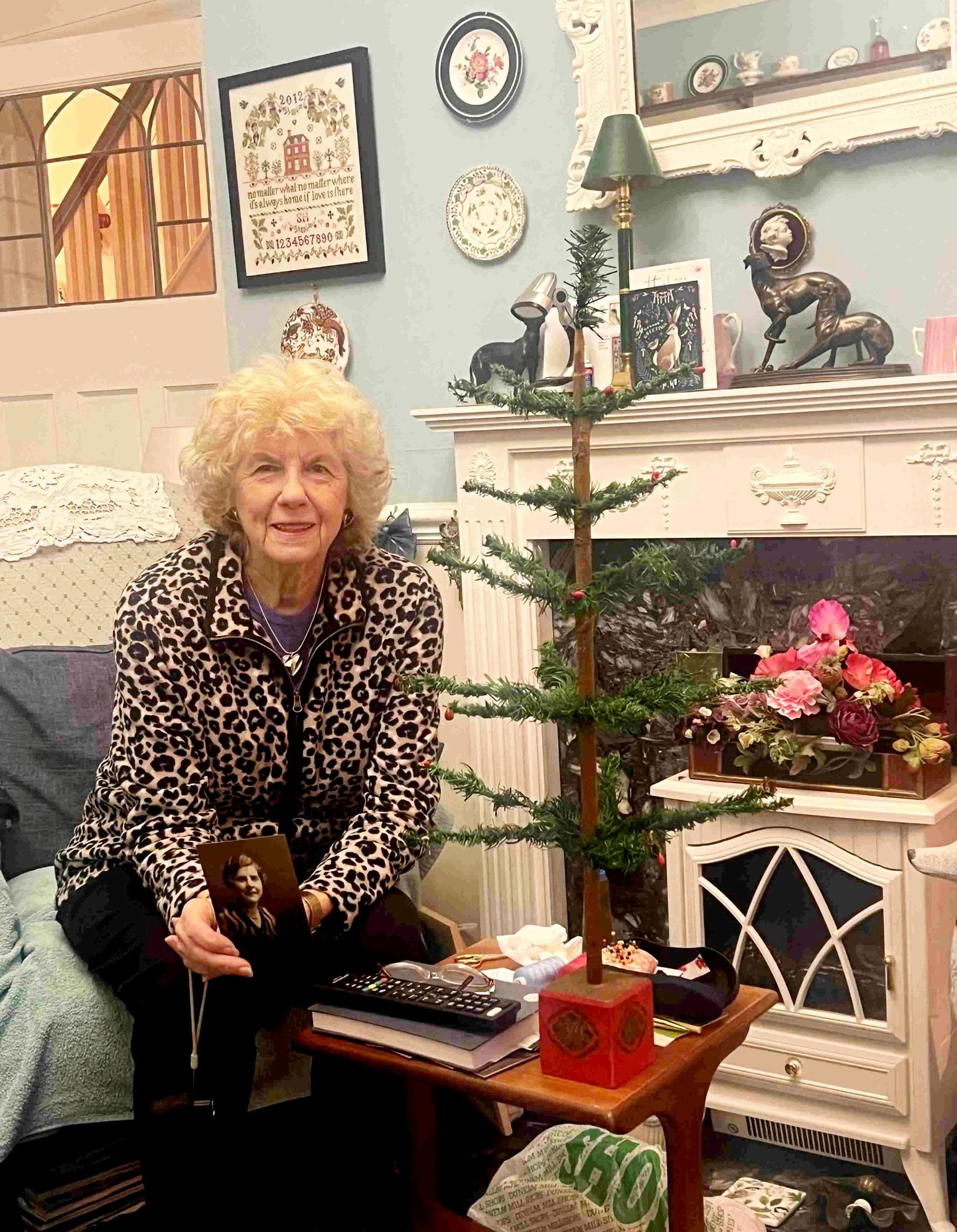 Inglanna Shirley Hall koos oma ema Dorothy Granti jõulupuuga, mille ta pani oksjonile. Selle eest maksti 3411 naela (3956 eurot). Näha on ka Granti fotot.
