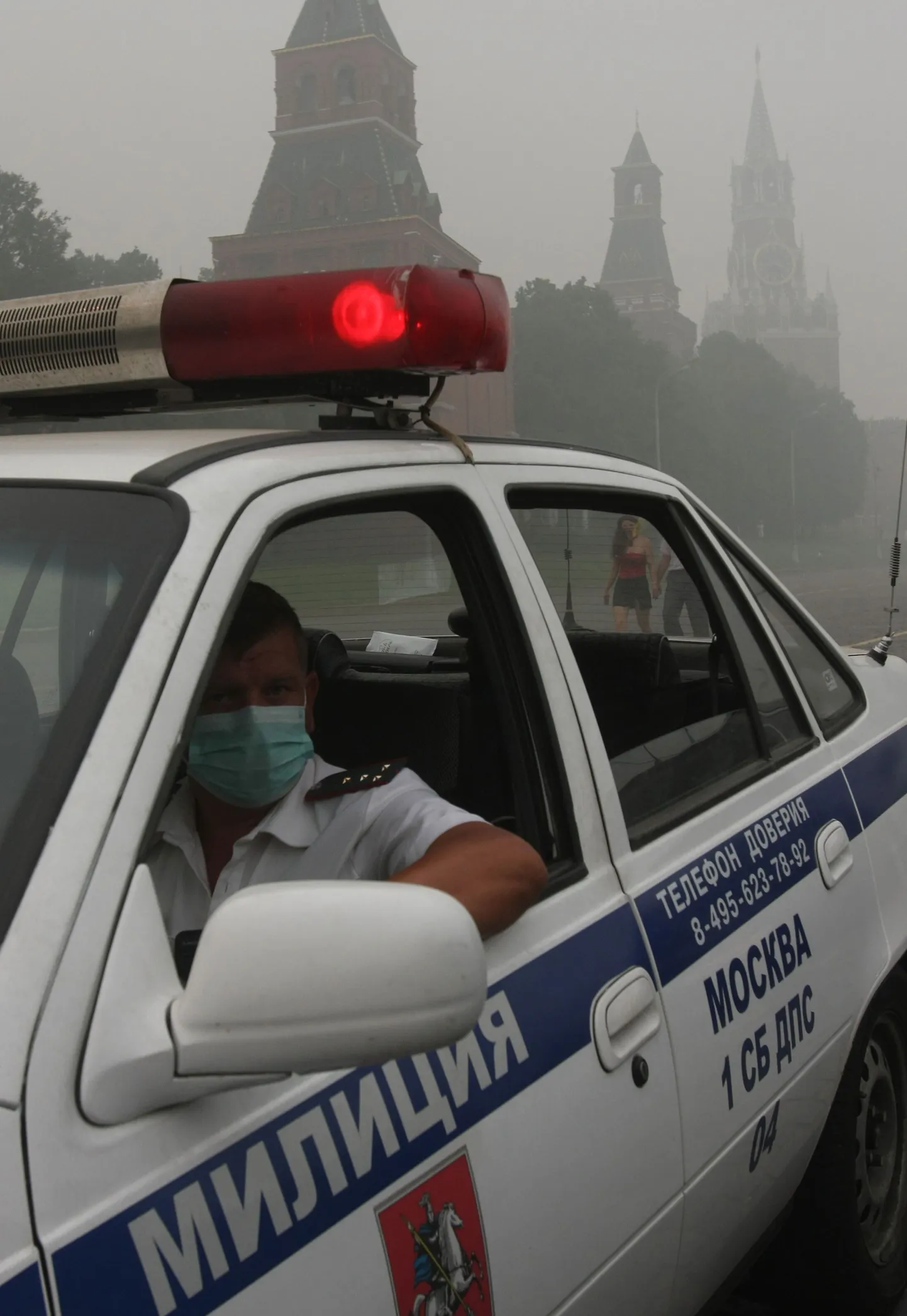 Maskiga miilitsatöötaja suitsuses Moskvas.