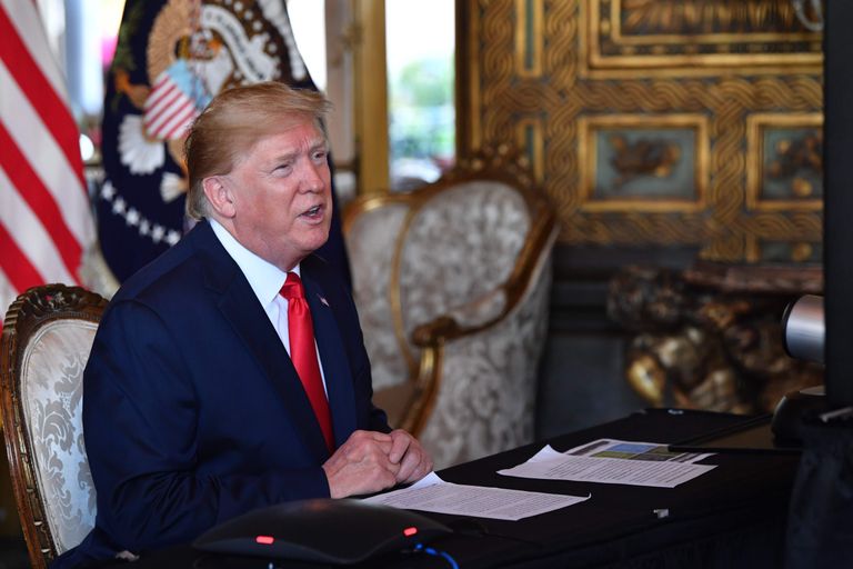 Donald Trump 24. detsembril 2019 Floridas Palm Beachis Mar-a-Lago villas pöördumas videokõnes välismaal olevate USA sõdurite poole, edastades neile jõulutervituse