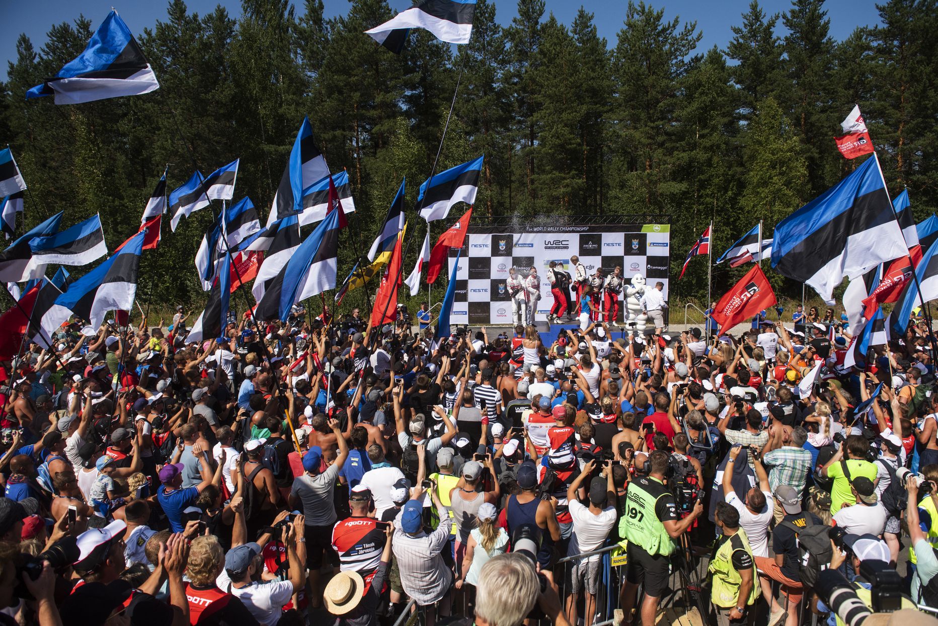 Eesti rallifännid mullu toimunud Soome MM-rallil, kus teatavasti Ott Tänak ja Martin järveoja (Toyota) tõusid poodiumi kõrgeimale astmele.