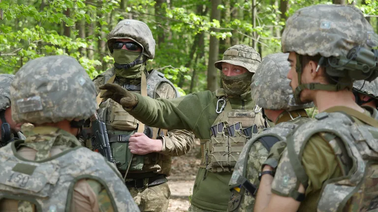Обучение военному делу в бригаде не прекращается ни на день. На фото инструкторы ВСУ обучают бойцов 110-й бригады разным премудростям выживания на поле боя.