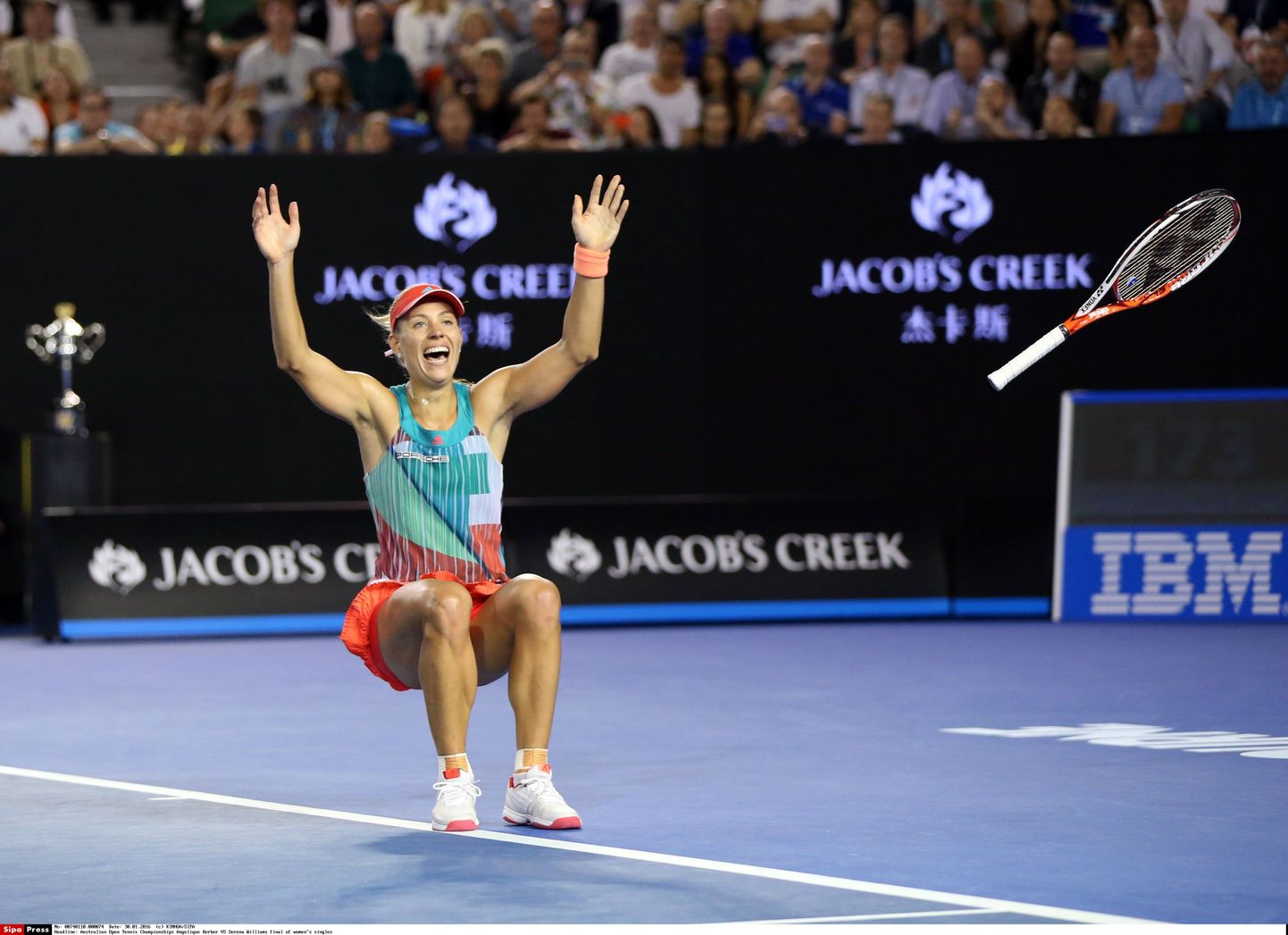 Angelique Kerber viskas pärast Serena Williamsi alistamist reketi minema. Mõistagi rõõmust.