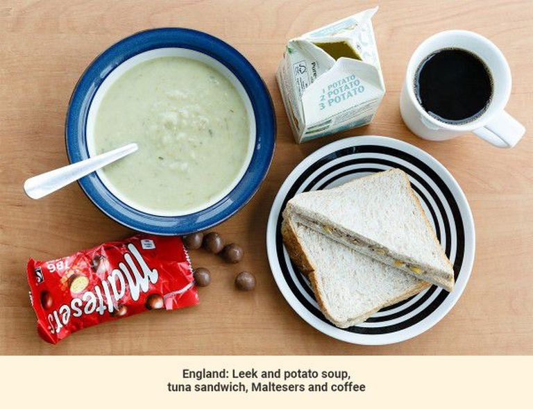 Lõunasöök Inglismaal: porru-kartulisupp, võileib tuunikalaga, Maltesersi kommid ja kohv. Foto: