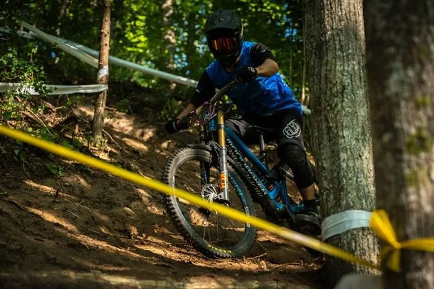Pildil Hendrik Kirsipuu - Eesti Meister Downhillis 2019 aastal.