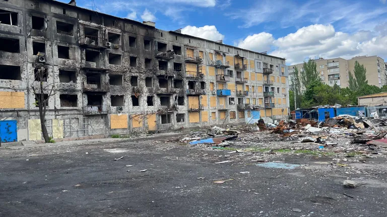 Поврежденный панельный дом.