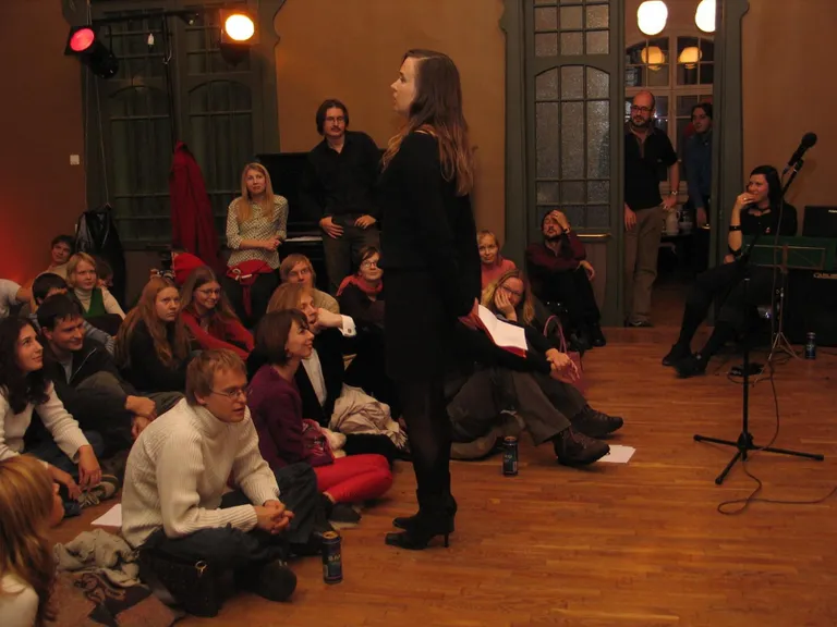 Luuleprõmm 2004. aastal Tartus Saksa Kultuuri Instituudis.