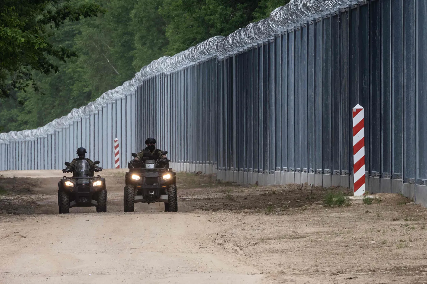 Piirivalvurid Poola-Valgevene piirile rajatud piiritaraga Tolcze küla lähedal.