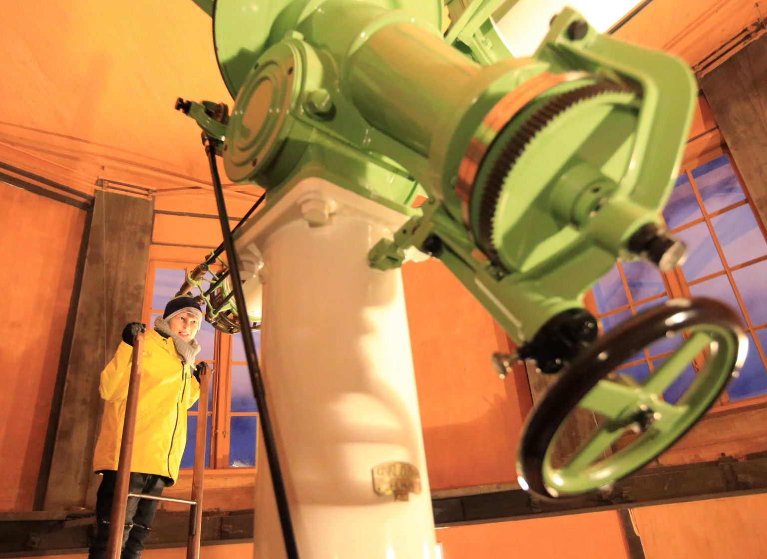 Martin on umbes 150 cm pikk, seega on näha, et teleskoop on noormehest märksa suurem.