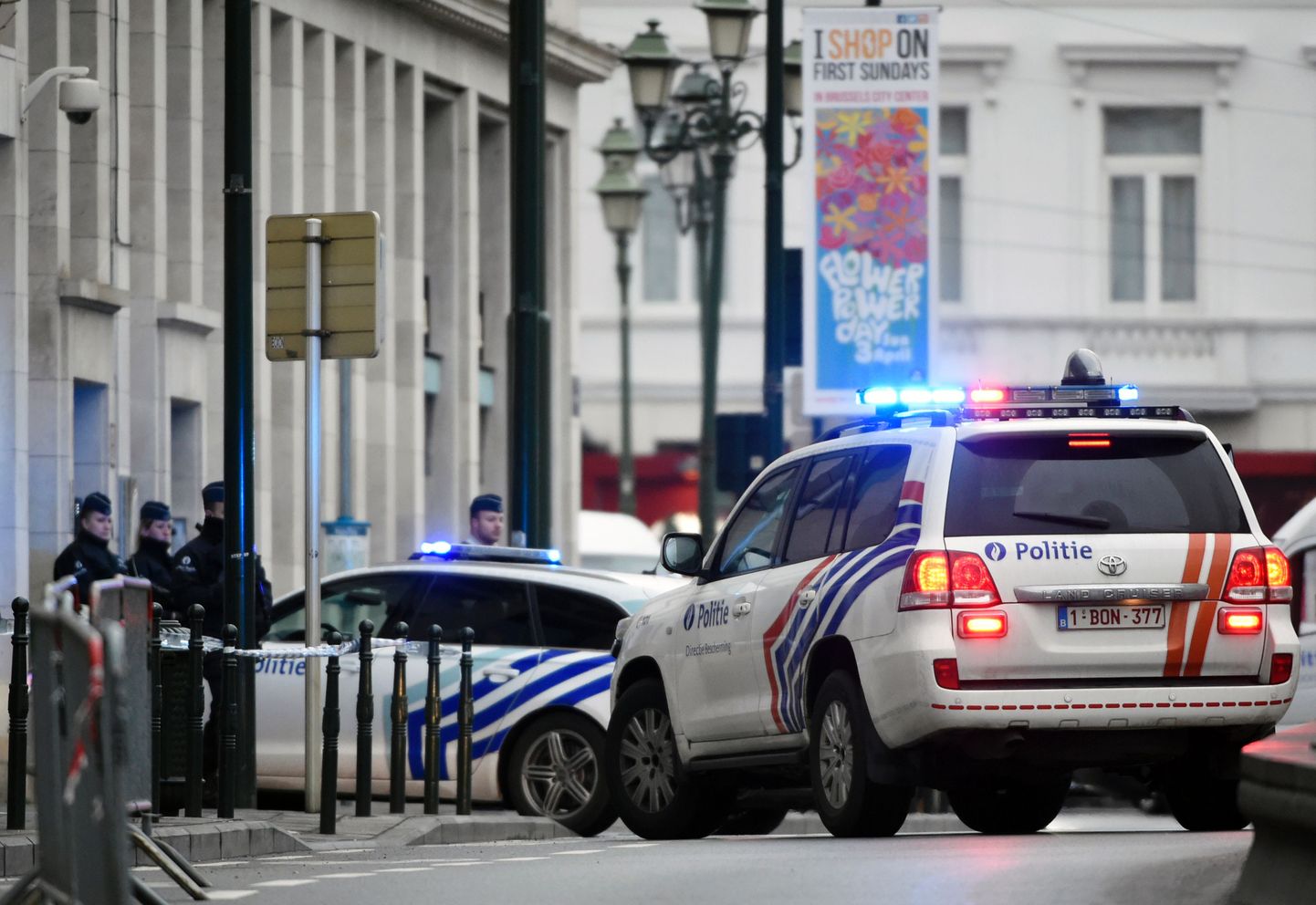 Belgia politsei autod kohtuhoone juures.