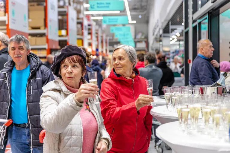 Avamise puhul pakuti külastajatele vahuveini.