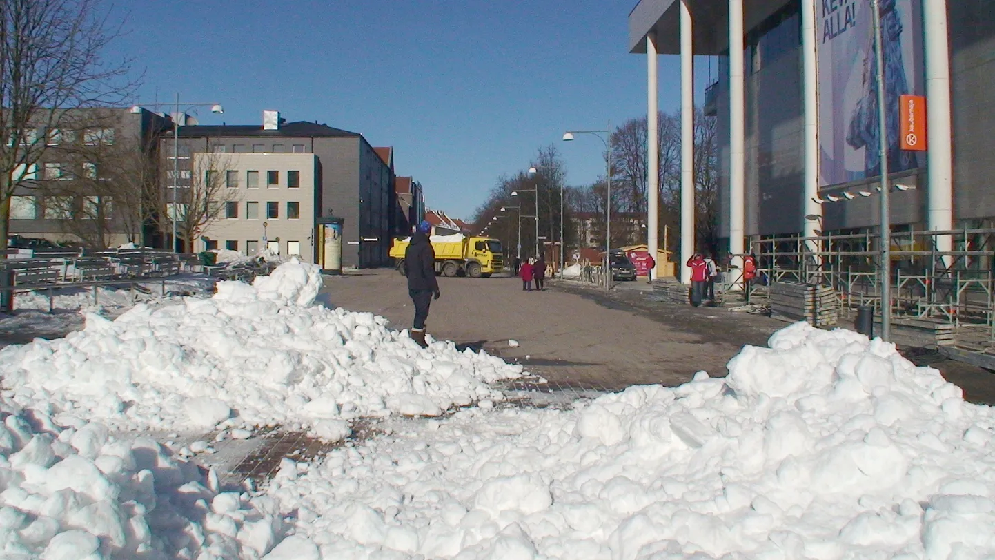 Kaubamaja kõrval algas suusasprindiraja ehitus.