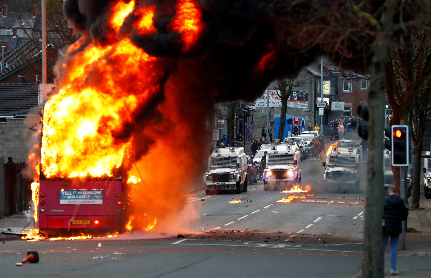 Участники беспорядков в Северной Ирландии сожгли автобус.