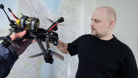 FOTO ⟩ Abilinnapea kadunud droon päädis julgestusmeeskonna sekkumisega: ta nägi, et aia otsas on kaamera, mis teda jälgib
