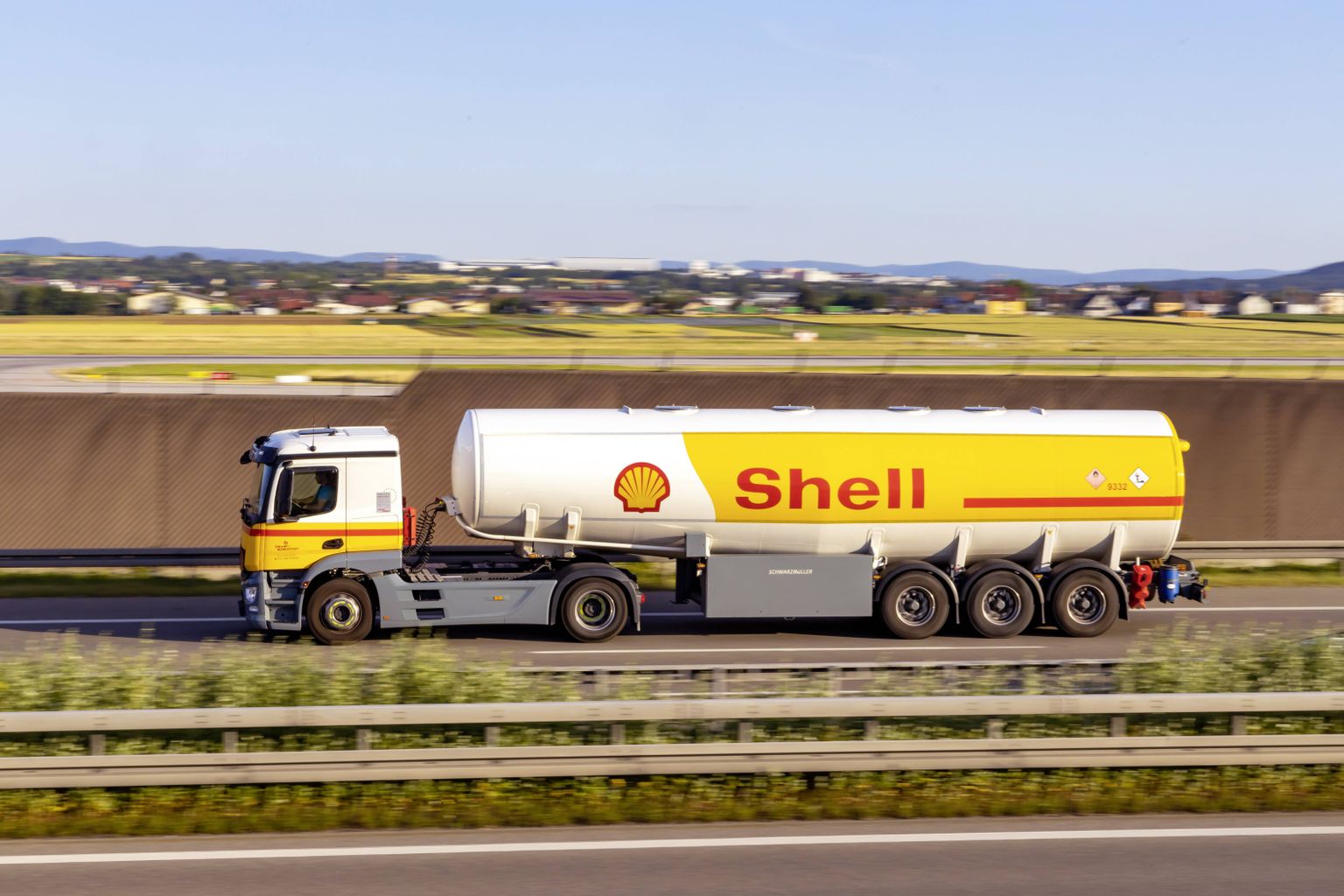 Shell Saksamaa roheluses Autobahnil kütust vedamas.