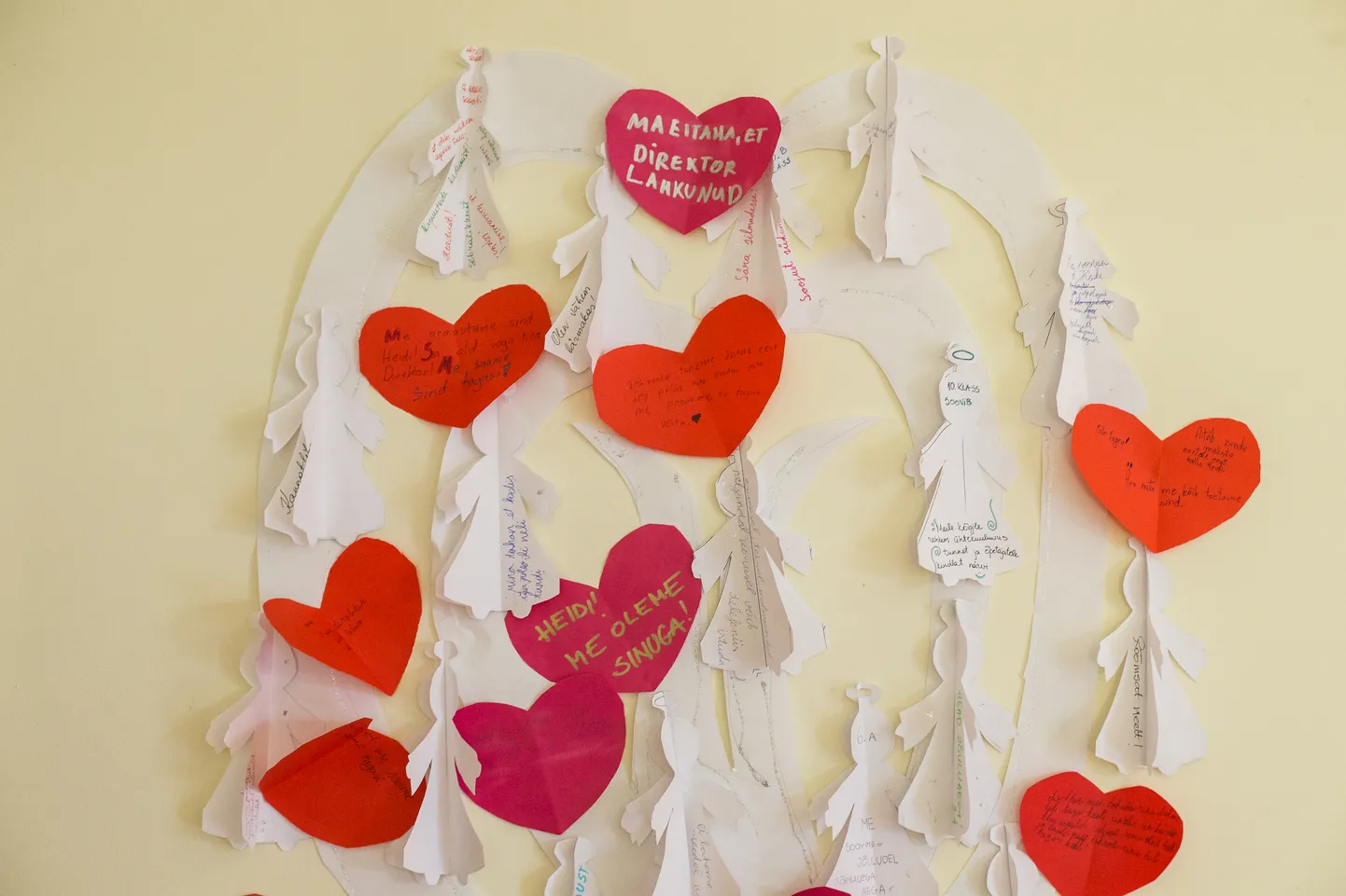 Kiviõli 1. keskkooli teise korruse koridori seinal on soovide puu, kuhu õpilased on südame- ja inglikujulistele paberitele kirjutanud, et soovivad Heidi Uustalut tagasi oma kooli direktoriks.