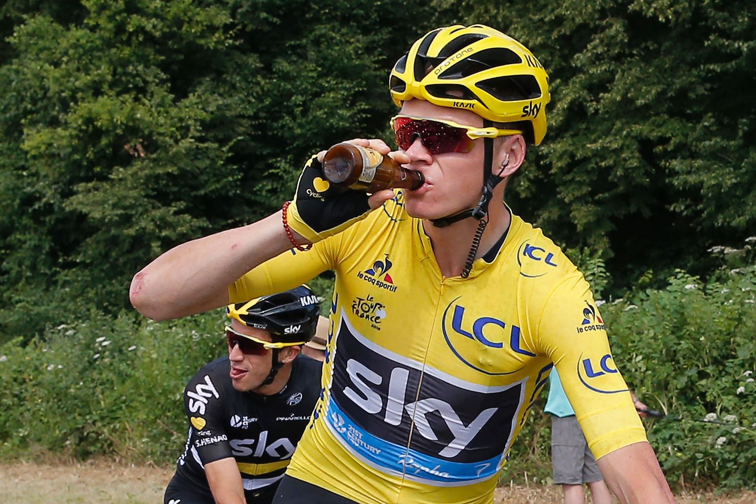 Chris Froome tähistas Tour de France'i üldvõiti õllepudeli avamisega.