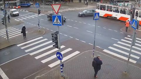 Видео с камер наблюдения Таллинна: невнимательные водители подвергают опасности других людей 
