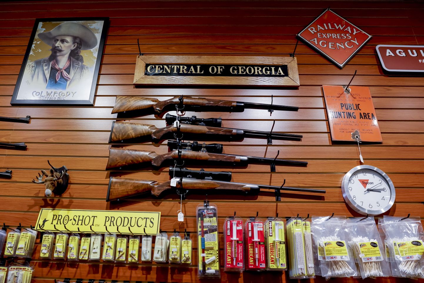 Relvakauplus Atlantas. Foto on illustratiivne.