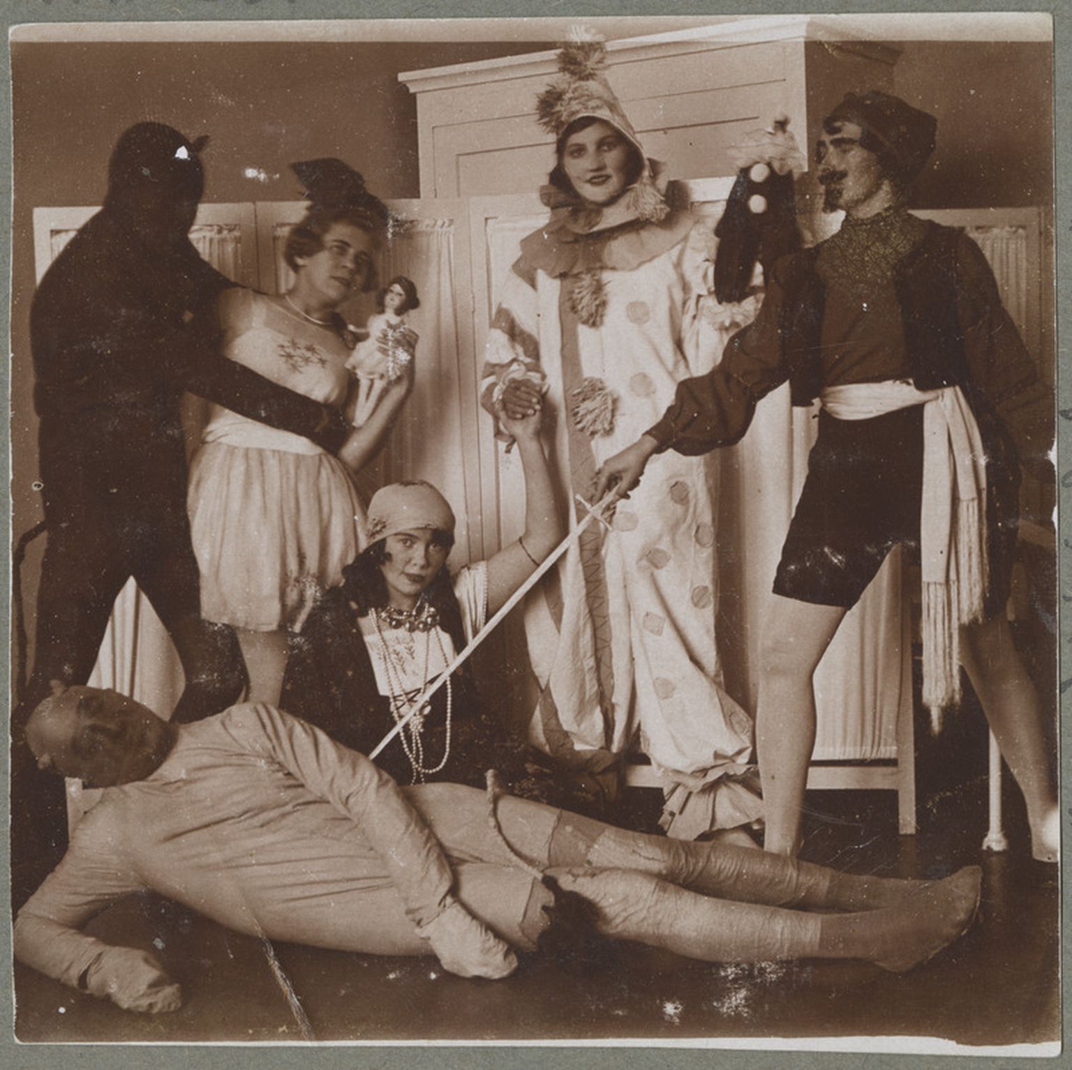 Taagepera sanatoorium, grupp inimesi mardipäeva kostüümides, 10.11.1929.