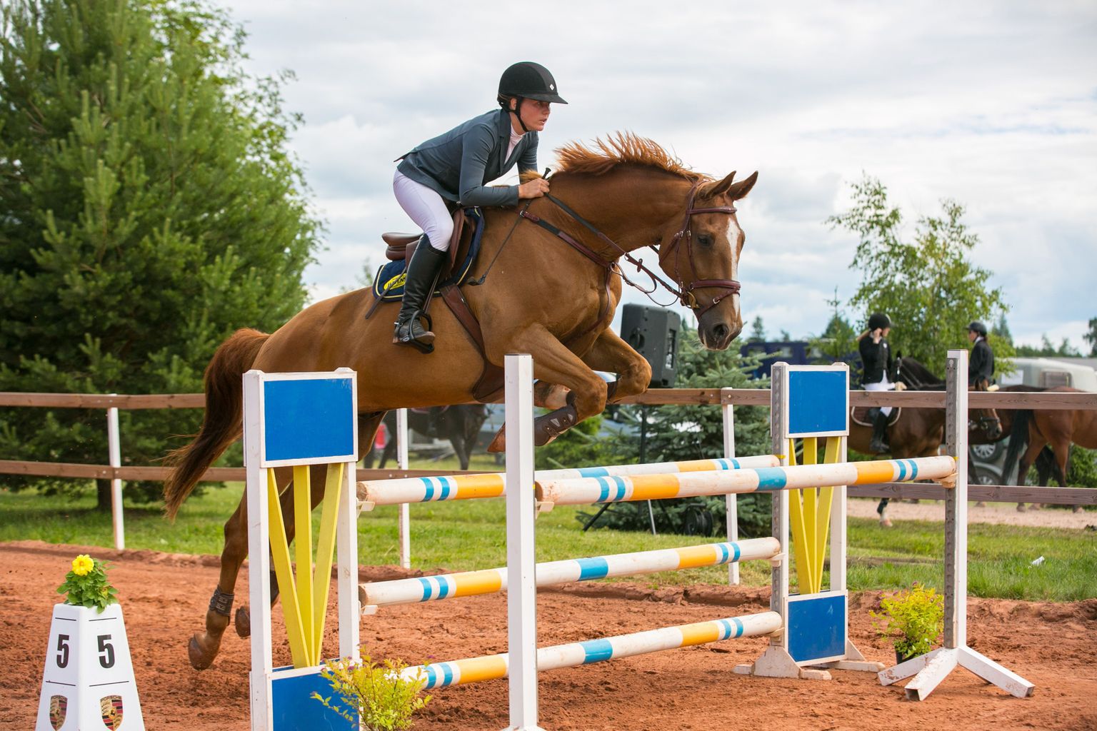 Kristiina Raudnagel võistlemas hobusega Woodland Viljandimaa karikavõistlustel.
