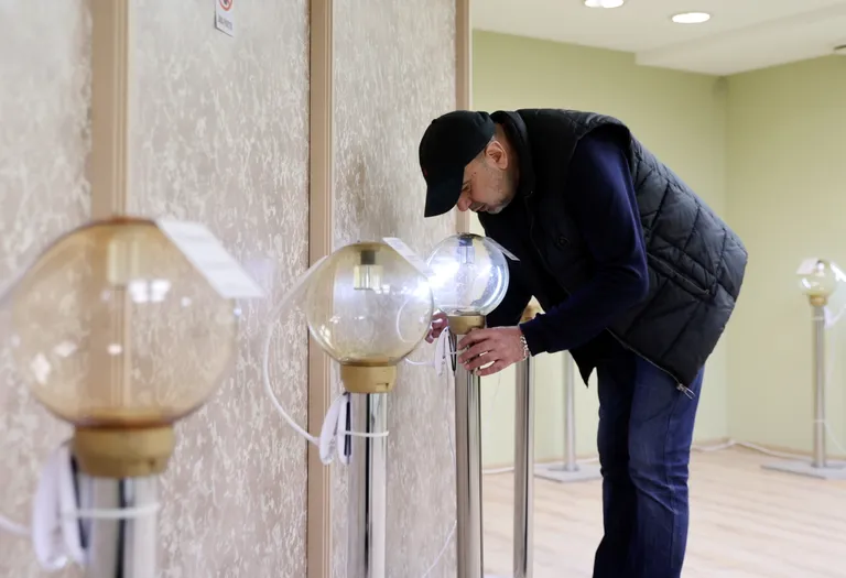 Kuraator Armen Arutjunjan paigaldas Vallikraavi 2 galeriisse Vladimir Kazarjani näitust.