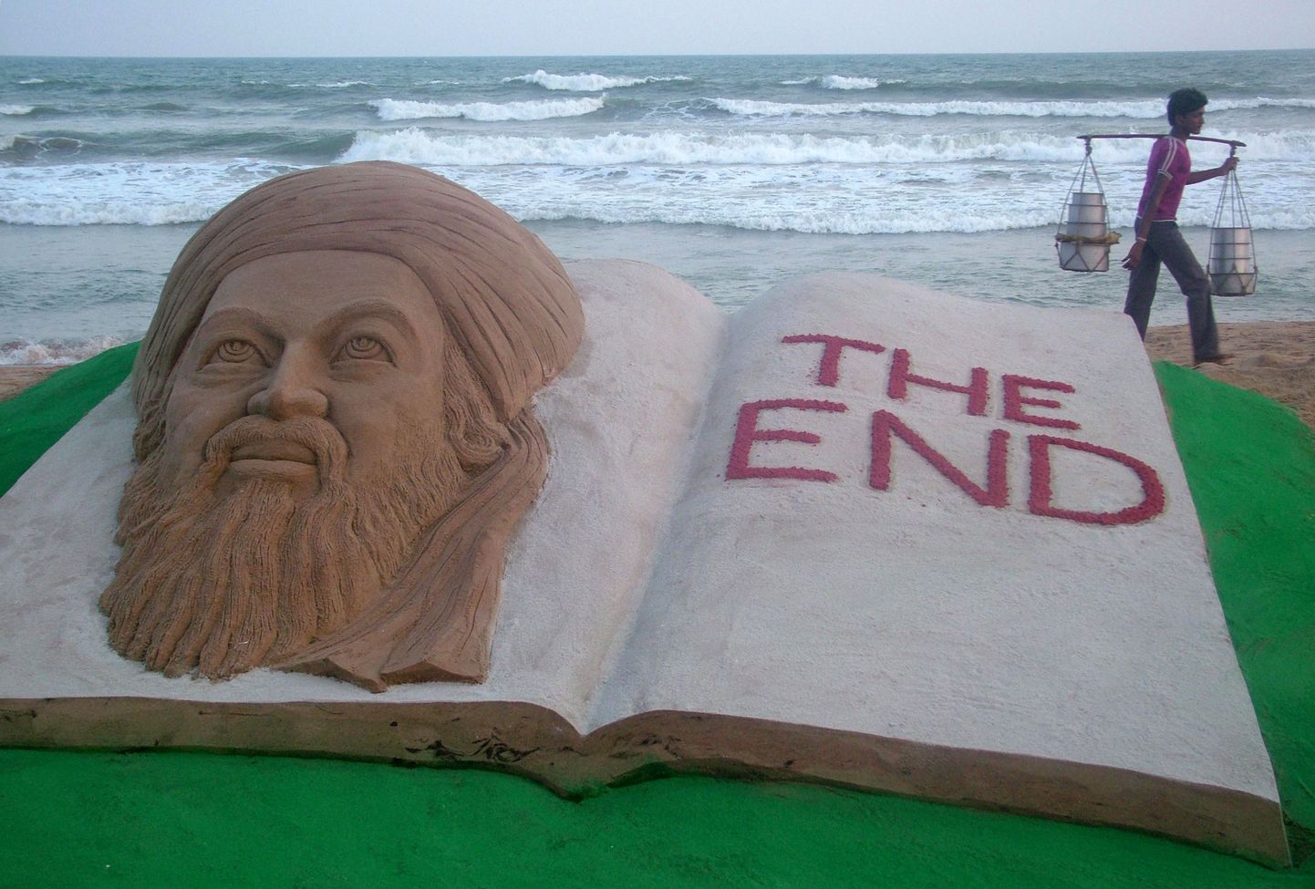 India kunstniku Sudarshan Patnaiki Osama bin Ladeni teemaline liivaskulptuur
