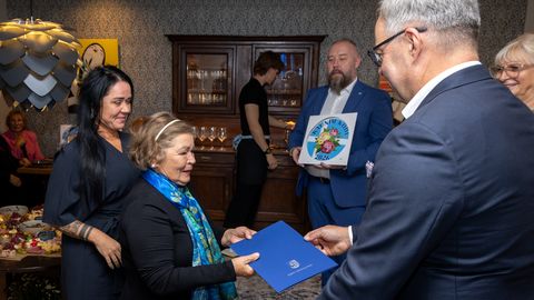 PILDIGALERIID ⟩ Pärnu kaunites koduaedades kasvab nii eksootilisi taimi, mustikaid kui päästetud lilli