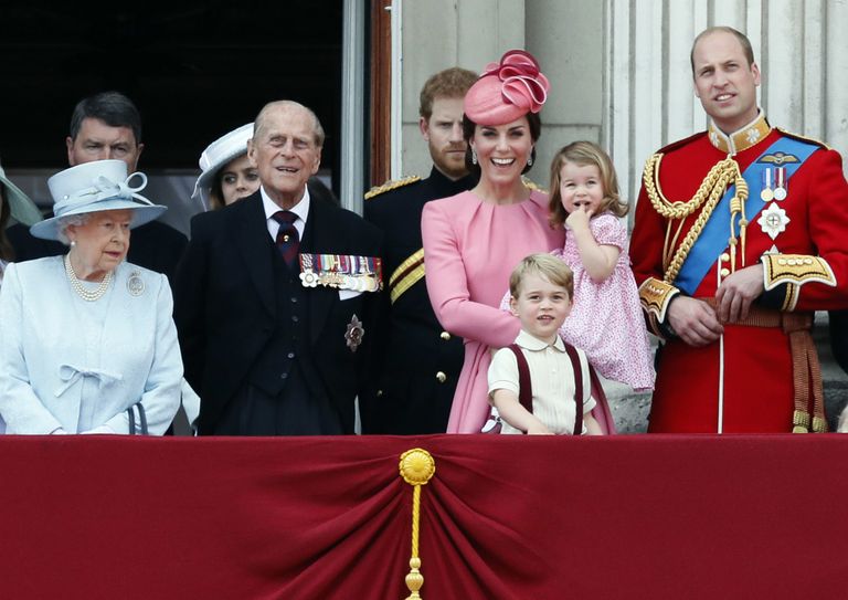 Osa Briti kuninglikust perest vasakult esireas: kuninganna Elizabeth II, prints Philip, hertsoginna Catherine, prints George, printsess Charlotte ja prints William