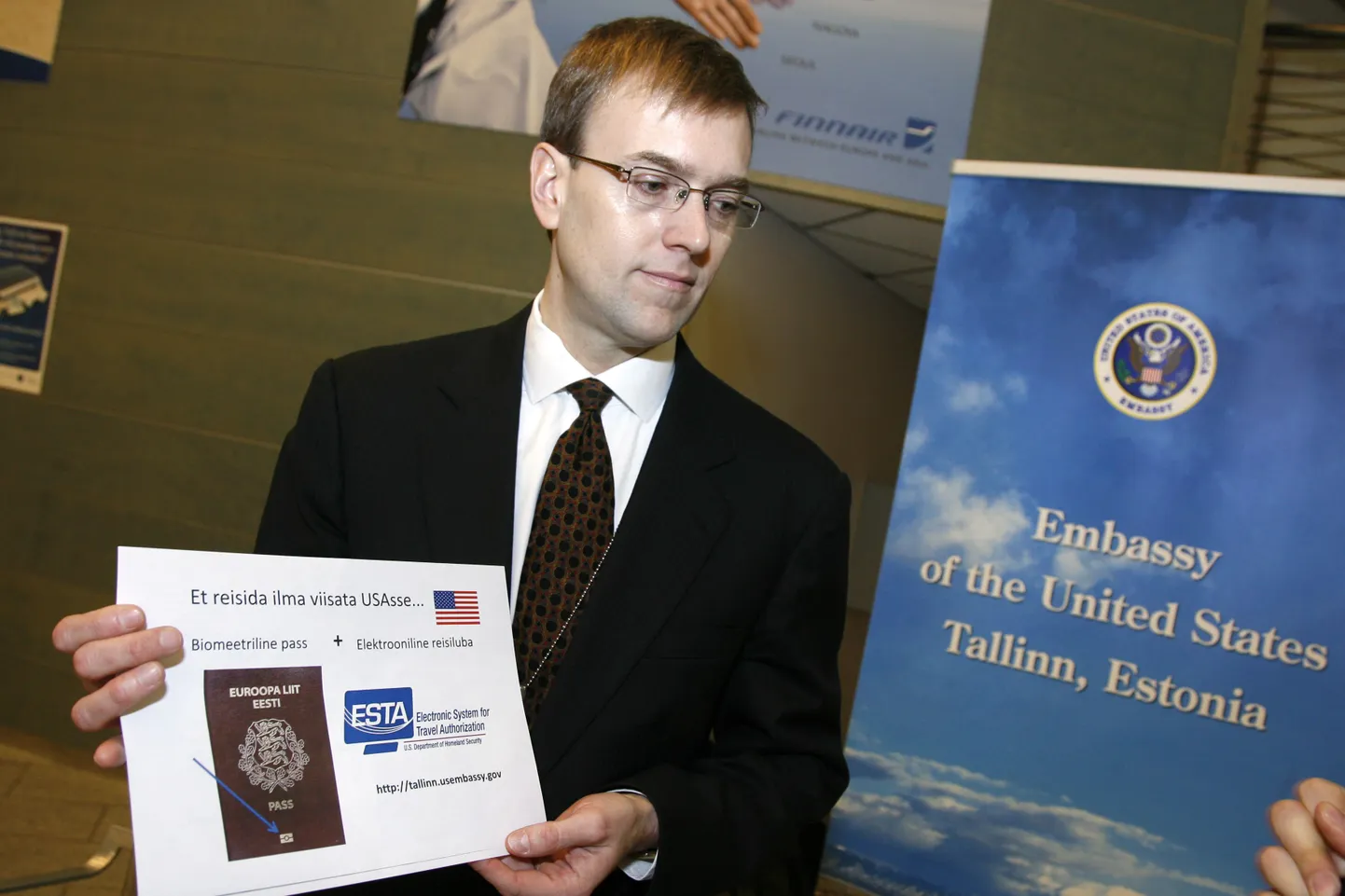 USA saatkonna konsul Patrick McNeil.