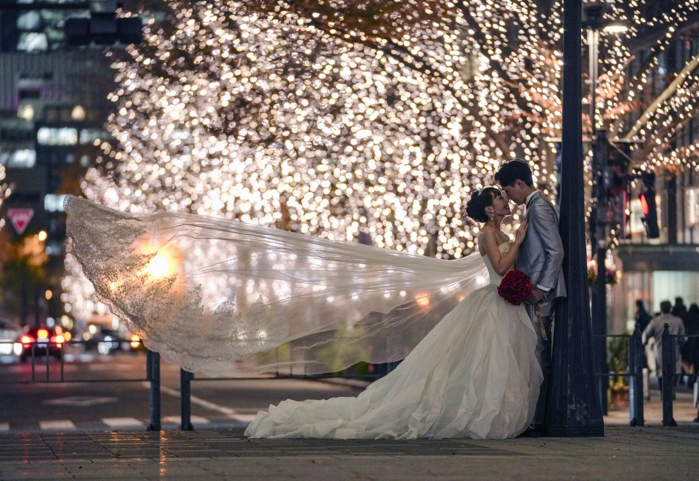 Abiellu astujad Tokyos pulmafotosid lavastamas, 20. detsembril 2023. a.