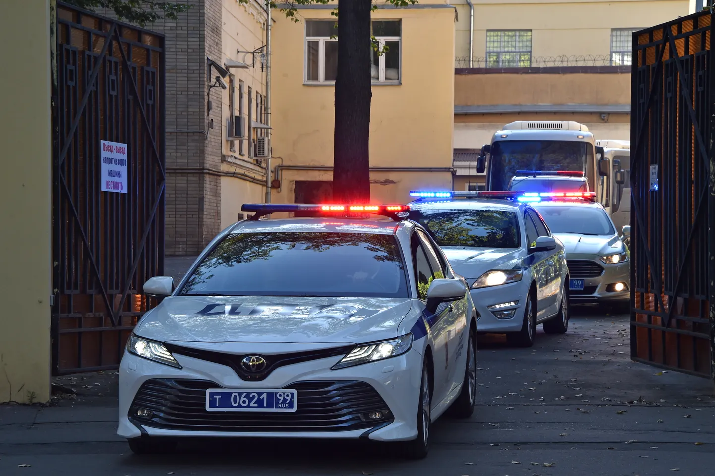 Politsei eskordib bussi Ukraina meremeestega Moskva Lefortovo vanglast Vnukovo lennujaama.