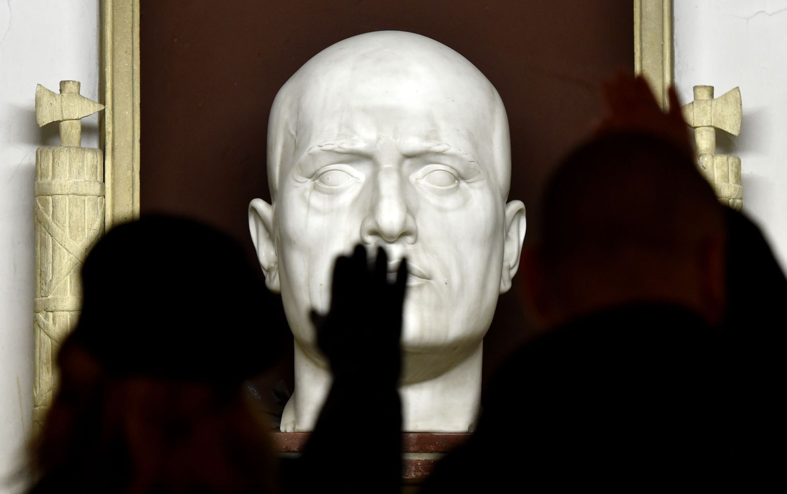 Paremäärmuslane näitab mõne aasta eest Itaalia diktaatori Benito Mussolini haua juures Predappios fašistlikku käemärki.