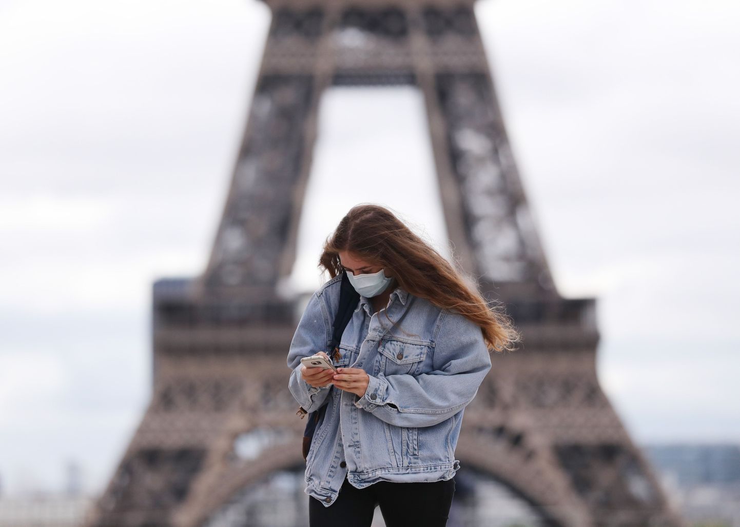 Sieviete ar sejas masku Parīzē.
