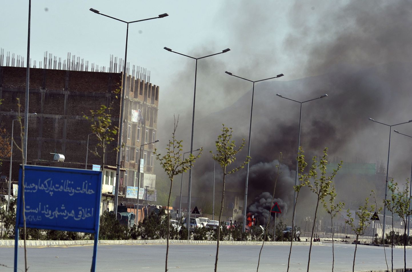 Suitsupilv Kabulis Afganistani parlamendi lähedal pärast Talibani rünnakut.