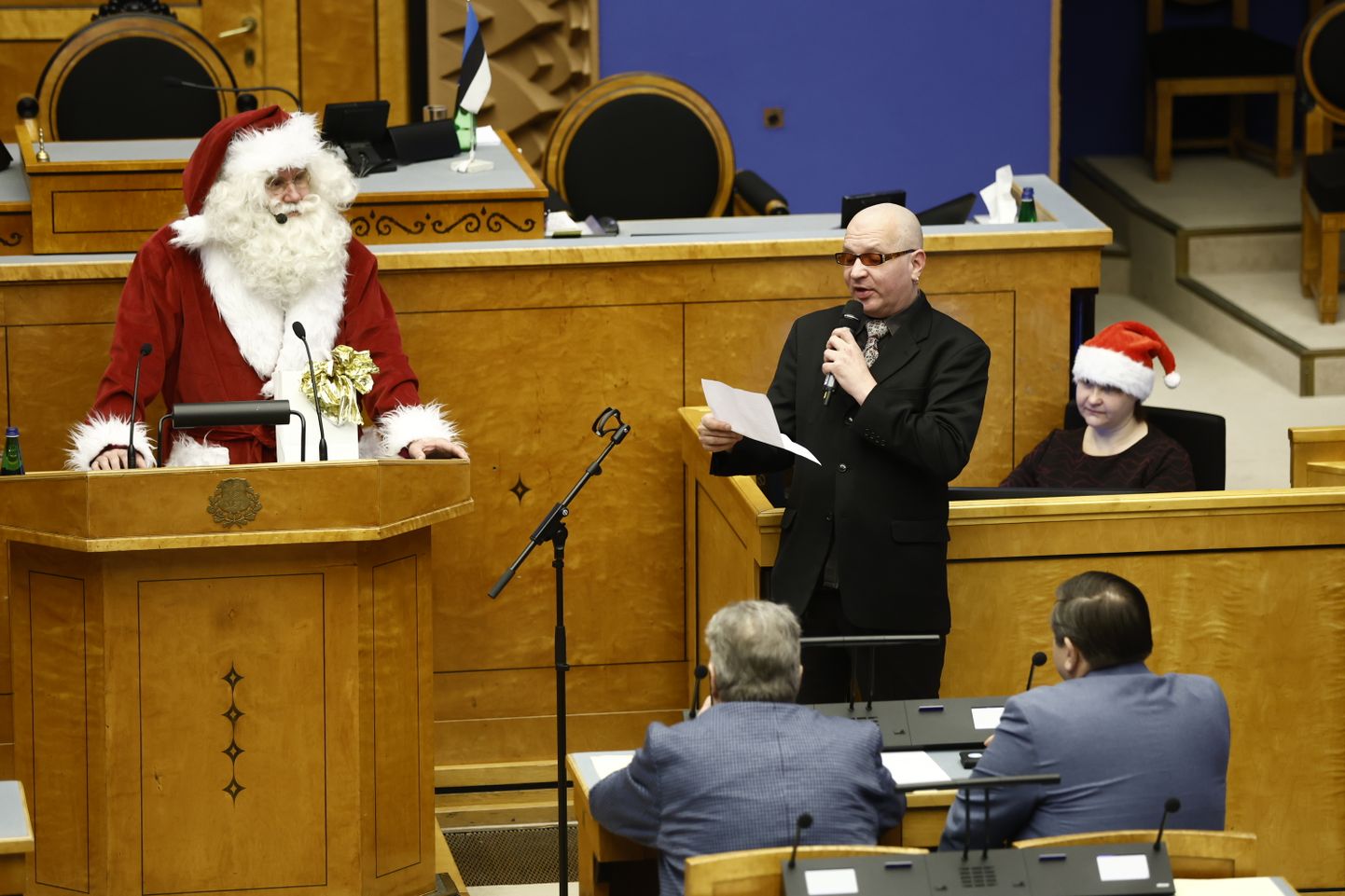 Riigikogu selle aasta viimasele istungile saabus jõuluvana.