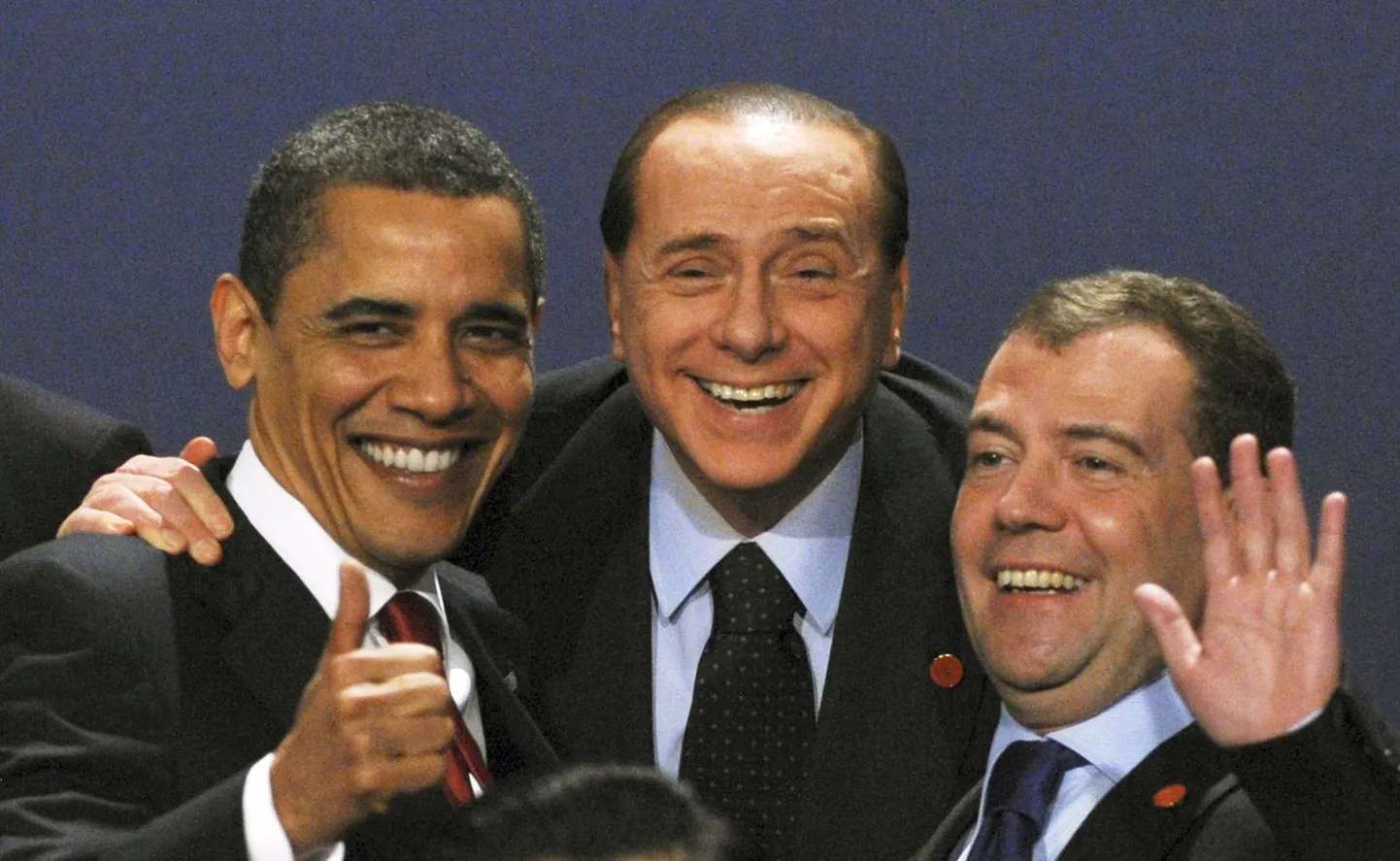 Esimene katse ei õnnestunud, kuna Kanada peaminister Stephen Harper lippas WC-sse. Teisel katsel oli Harper pildil, kuid puudus Itaalia peaminister Silvio Berlusconi (keskel koos Barack Obama ja Dmitri Medvedeviga).