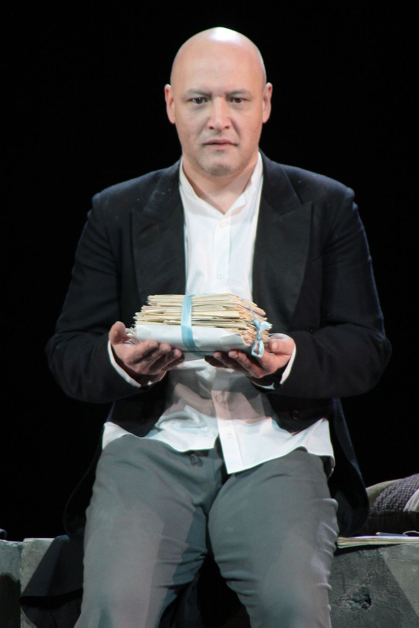 Максим Суханов в театре (роль Фернана в спектакле «Ветер шумит в тополях») и в жизни.